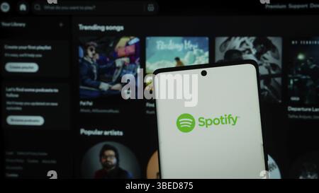 Dhaka, Bangladesh 03 mai 2025 : écran de smartphone affichant le logo Spotify Music App Banque D'Images