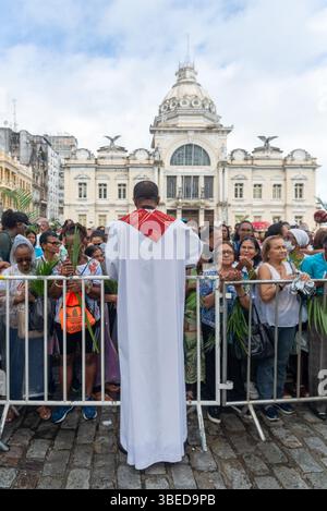 Salvador, Bahia, Brésil - 13 avril 2025 : les prêtres catholiques distribuent des gaufrettes de communion aux fidèles le dimanche des Rameaux à Salvador, Brésil Banque D'Images