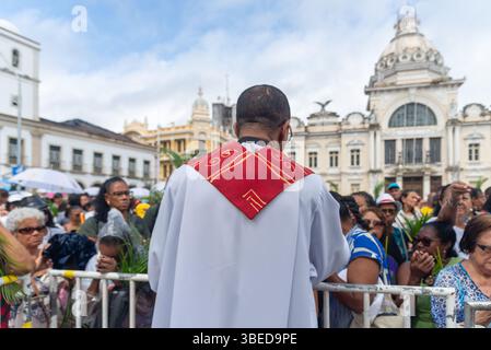 Salvador, Bahia, Brésil - 13 avril 2025 : les prêtres catholiques distribuent des gaufrettes de communion aux fidèles le dimanche des Rameaux à Salvador, Brésil Banque D'Images