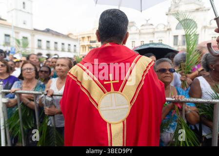 Salvador, Bahia, Brésil - 13 avril 2025 : les prêtres catholiques distribuent des gaufrettes de communion aux fidèles le dimanche des Rameaux à Salvador, Brésil Banque D'Images