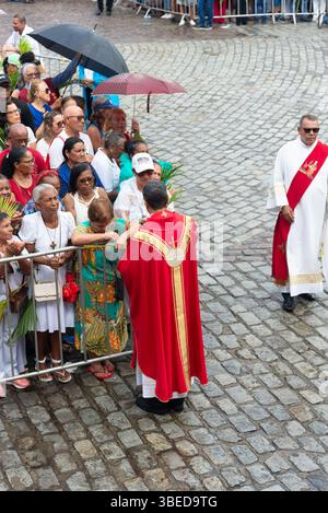 Salvador, Bahia, Brésil - 13 avril 2025 : les prêtres catholiques distribuent des gaufrettes de communion aux fidèles le dimanche des Rameaux à Salvador, Brésil Banque D'Images