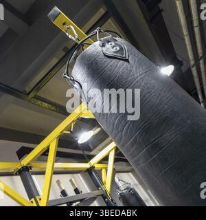 Gros plan d'un sac de boxe dans le complexe sportif Banque D'Images