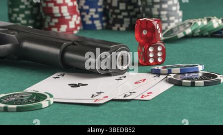 Jetons de poker, cartes et pistolet sur un fond vert. Le concept de jeu et de divertissement. Casino et poker Banque D'Images