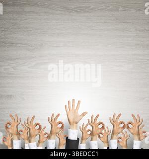 Groupe de mains de businesspeople montrant des gestes sur fond de bois Banque D'Images