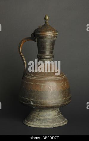 Cruche en métal oriental antique sur fond sombre. vaisselle en bronze antique Banque D'Images
