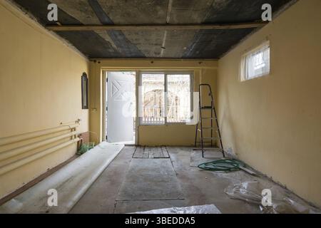 La réparation dans une maison privée, vue de l'entrée de la place du côté de la rue et la fenêtre Banque D'Images