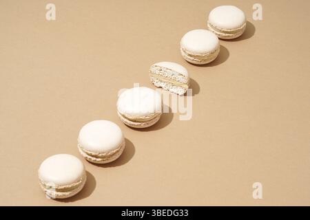 Une image de nature morte représentant six macarons blancs, disposés en pile les uns sur les autres Banque D'Images