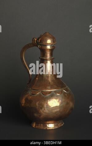 Cruche en métal oriental antique sur fond sombre. vaisselle en bronze antique Banque D'Images