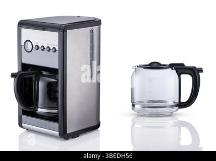 Cafetière électrique moderne et récipient en verre sur fond blanc avec réflexion, isolé. accessoires de cuisine Banque D'Images
