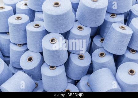 Un gros tas de bobines de fil bleu. gros plan Banque D'Images