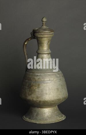 Cruche en métal oriental antique sur fond sombre. vaisselle en bronze antique Banque D'Images