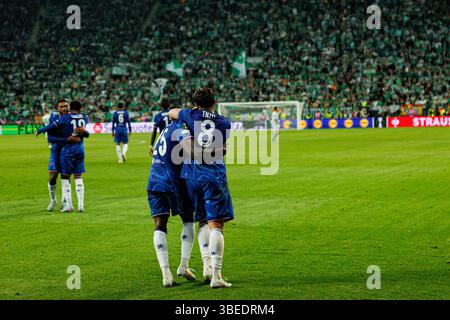 Les joueurs de Chelsea vus en fête après le but de Moises Caicedo lors de la finale de l'UEFA Conference League 2025 entre le Real Betis Balompie et le Chelsea FC (Maciej Rogowski) Banque D'Images