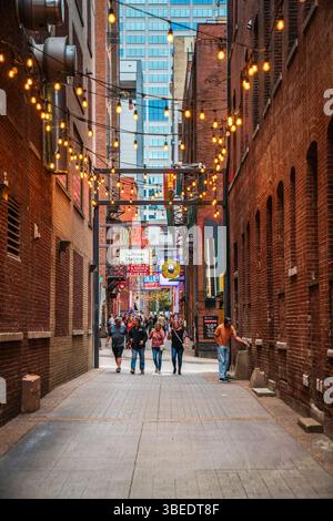 14 octobre 2023, Nashville, TN : les gens se rassemblent à Printers Alley - un endroit populaire de la vie nocturne à Nashville, Tennessee Banque D'Images
