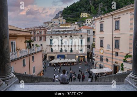 Vue surélevée de la place de la ville d'Amalfi avec architecture méditerranéenne Banque D'Images