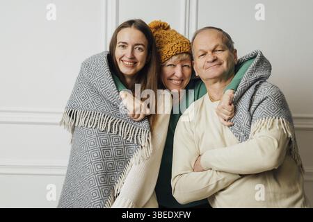 Gros plan portrait de la famille avec une femme âgée mature, un homme et une fille millénaire. Banque D'Images
