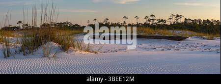 Les ondulations de sable accentuent la plage de sable blanc pittoresque du parc d'État de Top Sail Hill à destin en Floride. Banque D'Images