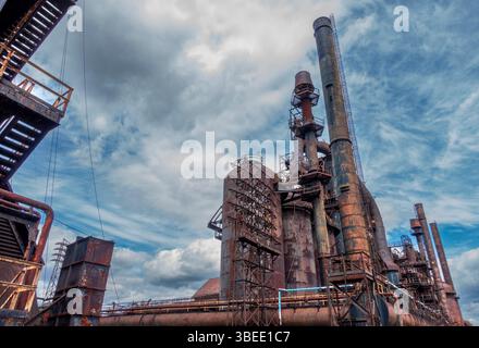 Bethlehem, PA - US - 25 mai 2025 les hauts fourneaux rouillés imposants de SteelStacks sont un puissant hommage au passé sidérurgique de Bethlehem, encadré par Banque D'Images