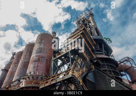 Bethlehem, PA - US - 25 mai 2025 les hauts fourneaux rouillés imposants de SteelStacks sont un puissant hommage au passé sidérurgique de Bethlehem, encadré par Banque D'Images