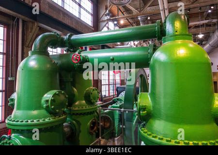 Bethléem, PA - US - 25 mai 2025 L'énorme machine à vapeur Corliss 1913 de 115 tonnes, autrefois utilisée pour le pompage de l'eau, est exposée au Musée national de Banque D'Images