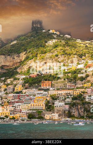 Ville colorée à flanc de colline de Positano surplombant la mer Méditerranée Banque D'Images