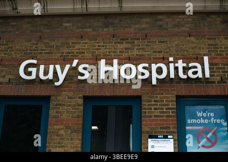 Entrée de l'hôpital Guys à Londres avec signalisation visible et avis sans fumée. Banque D'Images
