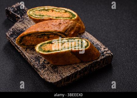 Rouleau d'omelette, épinards, fromage et viande hachée. Rouler avec l'œuf et les épinards Banque D'Images