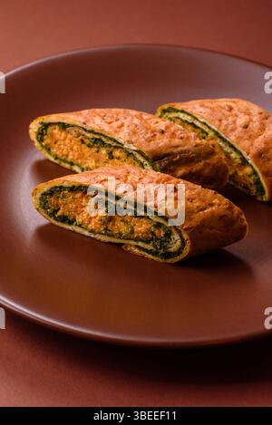 Rouleau d'omelette, épinards, fromage et viande hachée. Rouler avec l'œuf et les épinards Banque D'Images