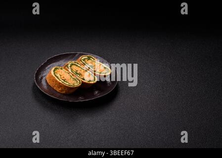 Rouleau d'omelette, épinards, fromage et viande hachée. Rouler avec l'œuf et les épinards Banque D'Images