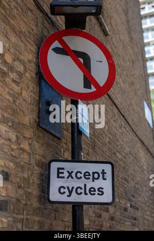 Un panneau de signalisation sans virage à gauche, à l'exception des cyclistes, sur une rue de Londres. Banque D'Images