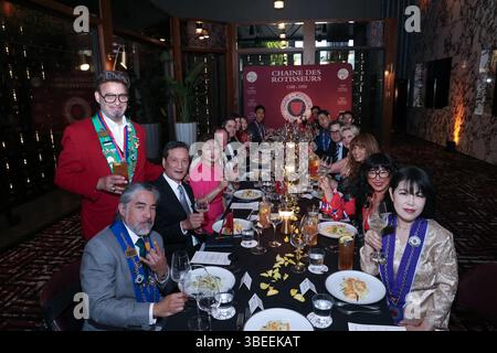 Beverly Hills, Californie, États-Unis. 25 mai 2025. Les membres et les invités posent pour une photo à la Chaîne des Rôtisseurs Beverly Hills célèbre l'excellence culinaire au Gravitas Club de Beverly Hills, en Californie. Crédit : Sheri Determan Banque D'Images