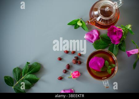 Boisson naturelle aromatique avec des pétales de rose musquée et un brin de menthe. Banque D'Images