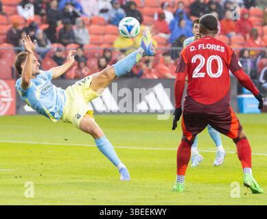 Toronto, Canada. 28 mai 2025. Bruno Damiani (G), de Philadelphia Union, tire lors du match de football de la saison régulière de la Ligue majeure de soccer (MLS) 2025 entre le Toronto FC et le Philadelphia Union au BMO Field à Toronto, Canada, le 28 mai 2025. Crédit : Zou Zheng/Xinhua/Alamy Live News Banque D'Images