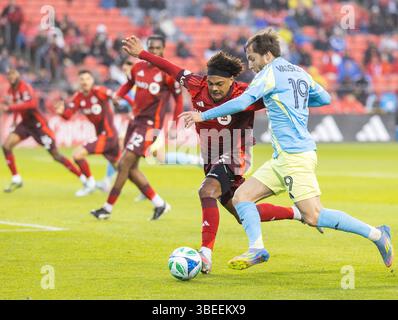 Toronto, Canada. 28 mai 2025. Indiana Vassilev (R), de Philadelphia Union, fait une percée lors du match de football de la saison régulière de la Major League Soccer (MLS) 2025 entre le Toronto FC et le Philadelphia Union au BMO Field à Toronto, Canada, le 28 mai 2025. Crédit : Zou Zheng/Xinhua/Alamy Live News Banque D'Images