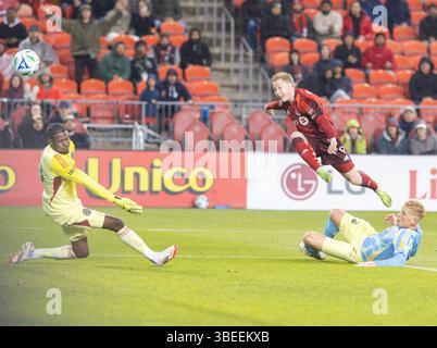 Toronto, Canada. 28 mai 2025. Ola Brynhildsen (en tête) du Toronto FC tire pour marquer lors du match de football de la saison régulière 2025 de la Major League Soccer (MLS) entre le Toronto FC et le Philadelphia Union au BMO Field à Toronto, Canada, le 28 mai 2025. Crédit : Zou Zheng/Xinhua/Alamy Live News Banque D'Images