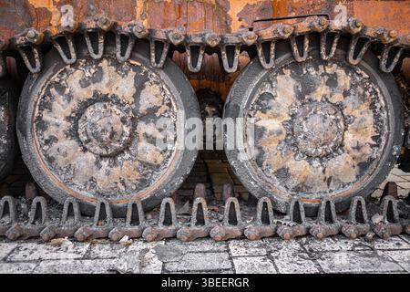 Matériel militaire rouillé détruit de l'armée russe. Restes brûlés de matériel militaire. La guerre en Ukraine. Chars rouillés de l'armée russe. Banque D'Images