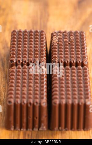Chocolats sur table en bois, gros plan. Produits de confiserie Banque D'Images