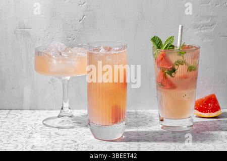 verres de divers mocktails sur la table de cuisine blanche Banque D'Images