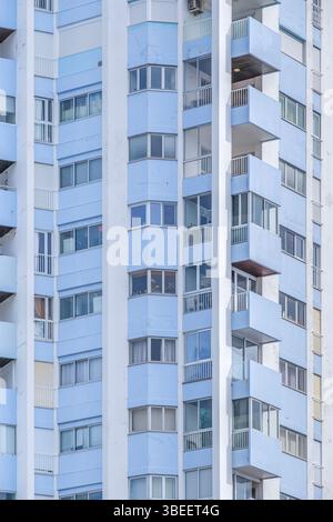 Façade moderne bleue et blanche d'immeuble de grande hauteur. Architecture urbaine, immeuble résidentiel, balcons, design contemporain, ciel dégagé. Banque D'Images