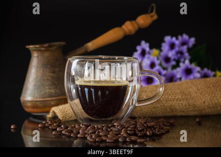 Espresso classique dans un verre à double paroi. Banque D'Images
