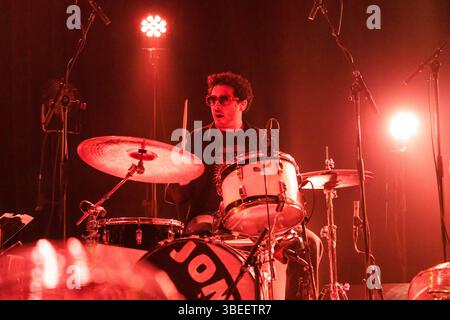Oslo, Norvège. 28 mai 2025. Le groupe de rock américain The Brian Jonestown massacre donne un concert au Rockefeller à Oslo. Ici, le batteur Uri Rennert est vu en direct sur scène. Crédit : Gonzales photo/Alamy Live News Banque D'Images