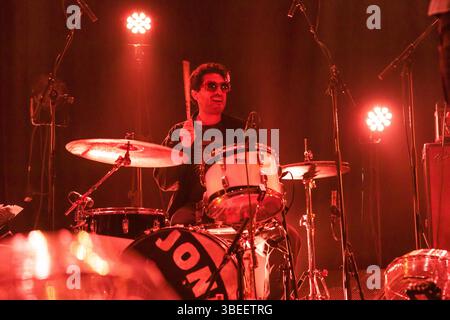 Oslo, Norvège. 28 mai 2025. Le groupe de rock américain The Brian Jonestown massacre donne un concert au Rockefeller à Oslo. Ici, le batteur Uri Rennert est vu en direct sur scène. Crédit : Gonzales photo/Alamy Live News Banque D'Images