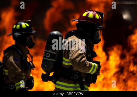 Les pompiers affectés à la 628th Air base Wing mènent une démonstration de tir réel à joint base Charleston, Caroline du Sud, le 22 mai 2025. Le démoniaque Banque D'Images