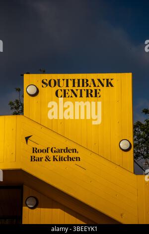 Un panneau jaune vif au Southbank Centre à Londres indiquant les directions pour le Roof Garden, Bar and Kitchen. Banque D'Images