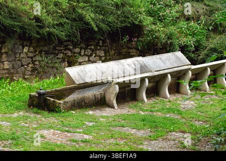 Ancien lieu historique pour laver les vêtements à la main. Structure inconnue en pierre. Couler avec de l'eau. Roana, Province de Vicence, Vénétie, Italie Banque D'Images