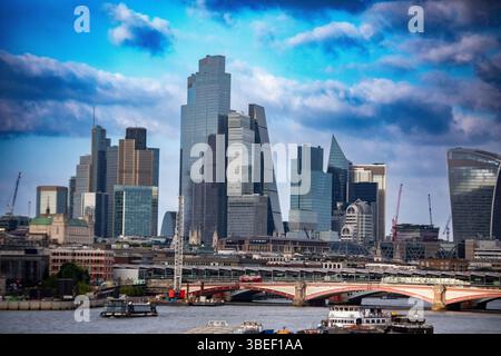 Vue sur les gratte-ciel modernes de Londres avec ses gratte-ciel et la Tamise. La scène capture un paysage urbain animé sous un ciel spectaculaire. Banque D'Images
