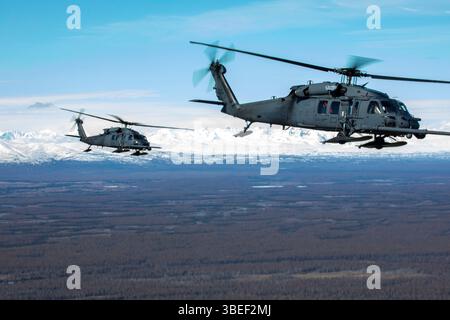 Les HH-60G Pave Hawks de l'US Air Force affectés au 210th Rescue Squadron, 176th Wing, Alaska Air National Guard se préparent à effectuer un ravitaillement air-air Banque D'Images