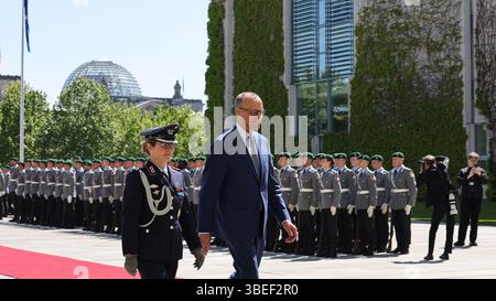 Berlin, Allemagne, 13 mai 2025. Empfang des Bundeskanzlers Friedrich Merz mit Morgengrus der Ehrengarde der Bundeswehr - réception du chancelier fédéral Friedrich Merz avec les salutations matinales de la Garde d'honneur de la Bundeswehr. Photo : Klaus KROENERT crédit : Klaus KROENERT/Alamy Live News Banque D'Images