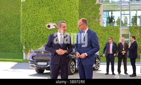 Berlin, Allemagne, 13 mai 2025. Bundeskanzler Friedrich Merz (GER) Hat am Dienstag den 13. Mai 2025 UM 12 Uhr den griechischen Ministerpräsidenten Kyriakos Mitsotakis (GRC) mit militärischen Ehren im Bundeskanzleramt in Berlin empfangen. - Le mardi 13 mai 2025, à midi, le chancelier fédéral Friedrich Merz (GER) a reçu les honneurs militaires du premier ministre grec Kyriakos Mitsotakis (GRC) à la Chancellerie fédérale de Berlin. Photo : Klaus KROENERT crédit : Klaus KROENERT/Alamy Live News Banque D'Images