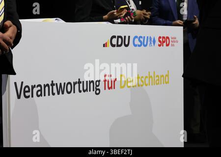 Berlin, Allemagne, 05 mai 2025. Signature de l'accord de coalition par le SPD, la CDU, la CSU - Schild Verantwortung für Deutschland - Titel des Koalitionsvertrages - signature responsabilité pour l'Allemagne - titre de l'accord de coalition - Unterzeichnung des Koalitionsvertrages durch SPD, CDU, CSU - Unterschrift Verantwortung für Deutschland - Titel des Koalitionsvertrages photo : Klaus KROENERT crédit : Klaus KROENERT Live News/AlamENERT Banque D'Images