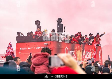 Les joueurs du Liverpool FC lors de la parade des trophées de bus après que Liverpool a remporté la premier League Banque D'Images